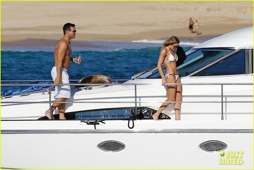  LeAnn Rimes: Bikini Babe on a barca