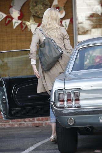  OUT SHOPPING IN WEST HOLLYWOOD (DECEMBER 20TH)