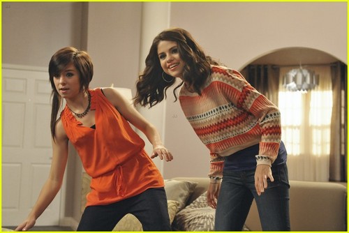  Selena Gomez & Christina Grimmie: Kinect Ski Sweeties