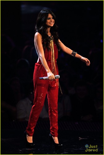  Selena Gomez: 音乐电视 EMAs Fashion Wrap-Up!