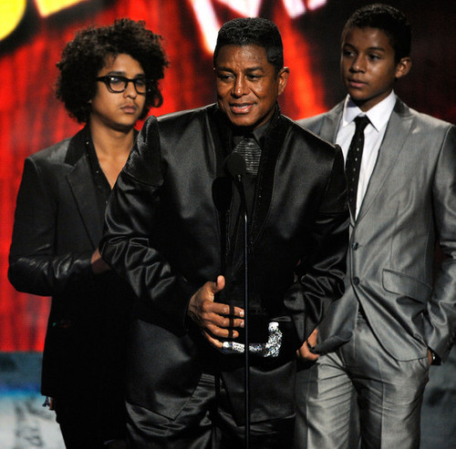  jermaine jackson with his sons jeremy and jaafar at american muziek awards