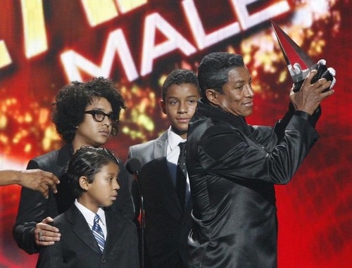 jermaine jackson with his sons jermajesty, jeremy and jaafar at american 音楽 awards