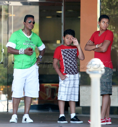  jermaine with his sons jermajesty and jaafar at the comprar