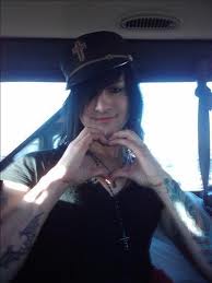  *^*^*Jinxx making a cuore with his hands*^*^*