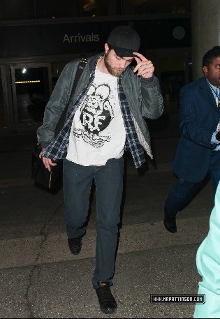  NEW PICS: Robert Pattinson Arriving At Los Angeles Airport (Dec. 28)