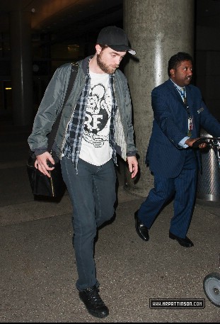  NEW PICS: Robert Pattinson Arriving At Los Angeles Airport (Dec. 28)