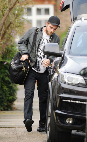 New Pictures of Robert Pattinson Leaving Londres (Dec. 28)