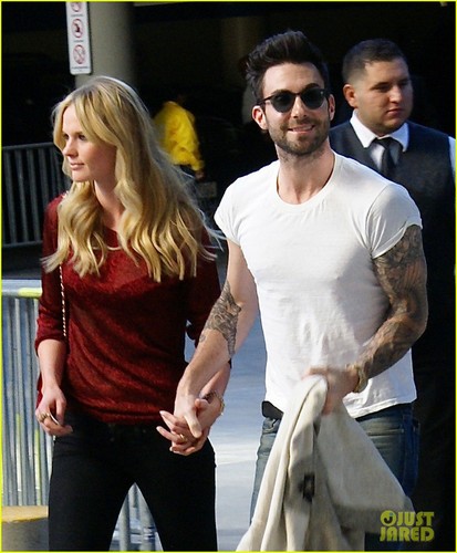  Adam Levine & Anne V: natal with the Lakers!