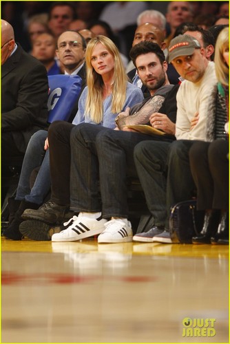 Adam Levine & Anne V: Lakers Lovers!