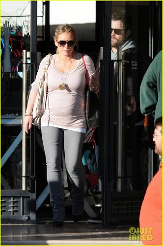  Hilary Duff: বড়দিন Eve Shopping at Gaga's Workshop!