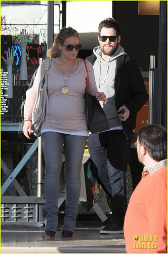  Hilary Duff: বড়দিন Eve Shopping at Gaga's Workshop!