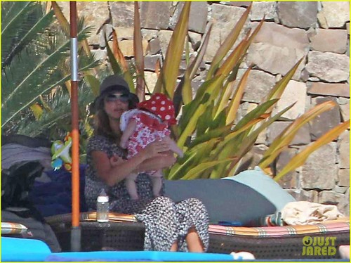  Jessica Alba: Bikini Mom in Mexico!