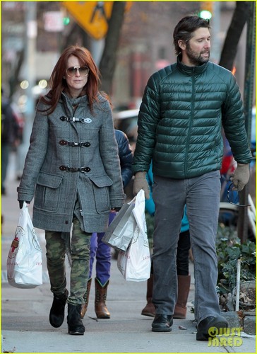  Julianne Moore: Post-Christmas Grocery Shopping