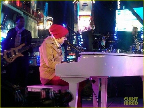  Justin Bieber Performs 'Let It Be' on New Year's Eve!
