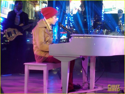  Justin Bieber Performs 'Let It Be' on New Year's Eve!