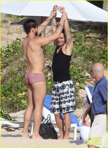  Marc Jacobs: Shirtless in St. Barts!