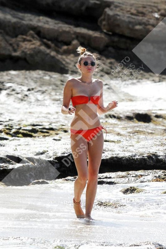  Miley - 29. December - On a beach, pwani with Liam Hemsworth in Hawaii