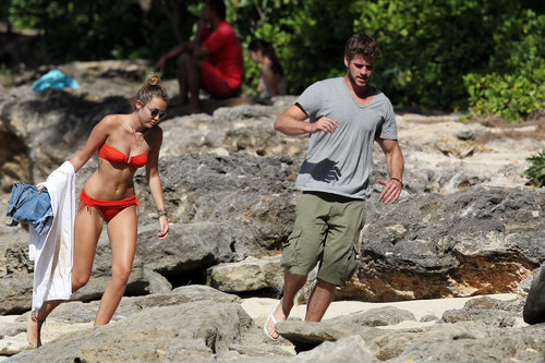  Miley - 29. December - On a সৈকত with Liam Hemsworth in Hawaii