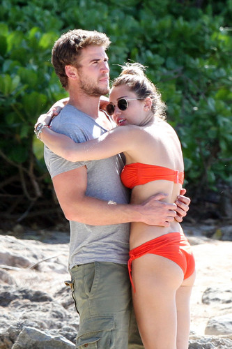  Miley - 29. December - On a 海滩 with Liam Hemsworth in Hawaii