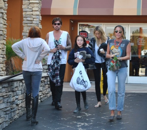  Miley - 30/12 Out With Her Family In Studio City