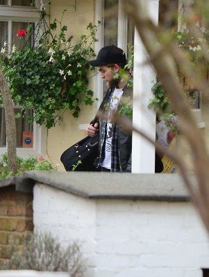  New Pictures of Robert Pattinson Leaving लंडन (Dec. 28)