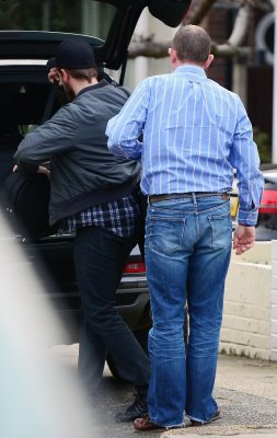  New Pictures of Robert Pattinson Leaving 런던 (Dec. 28)