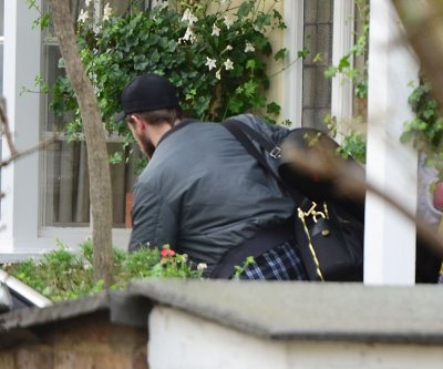  New Pictures of Robert Pattinson Leaving লন্ডন (Dec. 28)