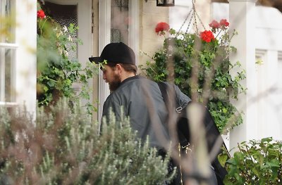  New Pictures of Robert Pattinson Leaving लंडन (Dec. 28)