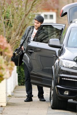 New Pictures of Robert Pattinson Leaving London (Dec. 28)