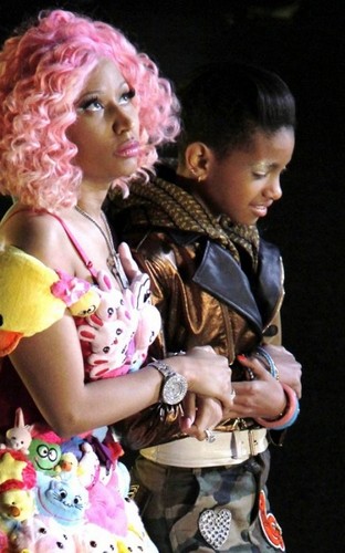 Nicki Minaj & Willow Smith -Fireball-