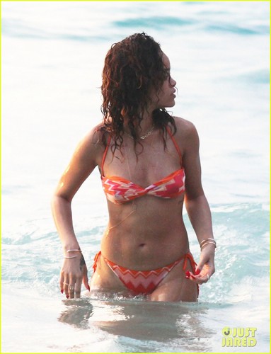  Rihanna: Bikini for 圣诞节 Vacation!