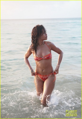  Rihanna: Bikini for クリスマス Vacation!
