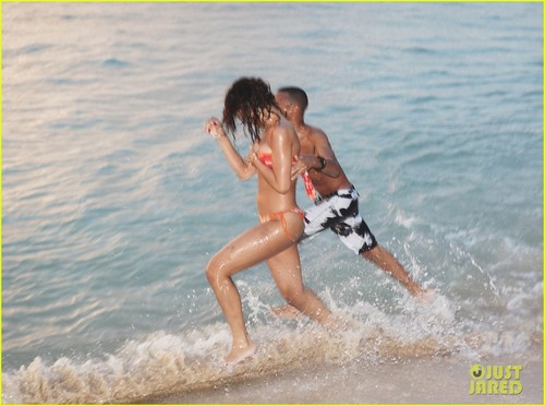  Rihanna: Bikini for natal Vacation!