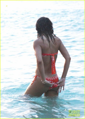 Rihanna: Bikini for Christmas Vacation!