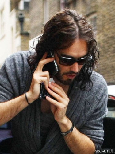  Russell Brand Shops In Londres Sans Wedding Ring