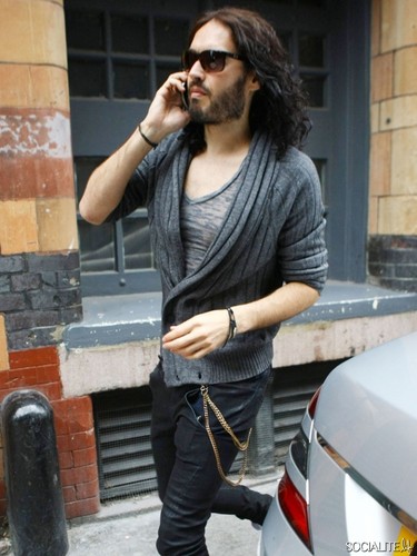  Russell Brand Shops In London Sans Wedding Ring