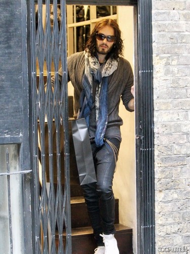  Russell Brand Shops In Londra Sans Wedding Ring