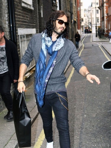  Russell Brand Shops In Londres Sans Wedding Ring