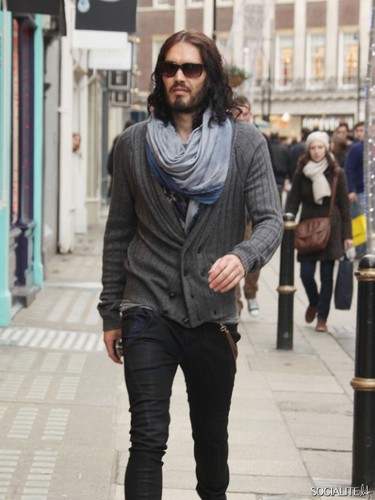  Russell Brand Shops In লন্ডন Sans Wedding Ring