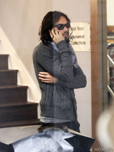  Russell Brand Shops In লন্ডন Sans Wedding Ring