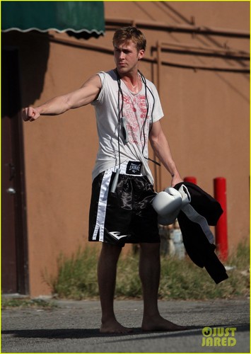  Ryan Gosling: Barefoot After Workout