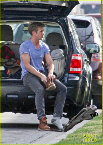  Ryan Gosling: Barefoot After Workout