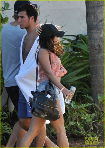  Vanessa Hudgens: New Year's Eve with Austin Butler!