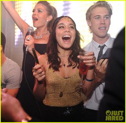  Vanessa Hudgens: New Year's চুম্বন with Austin Butler!