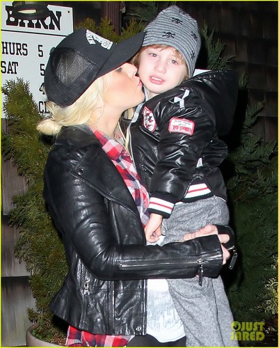  Christina Aguilera: Kisses For Max In New Jersey!