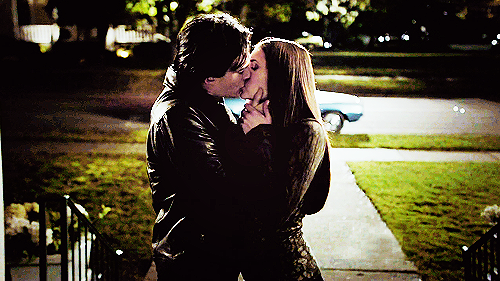 Damon and Elena KISS!!!!