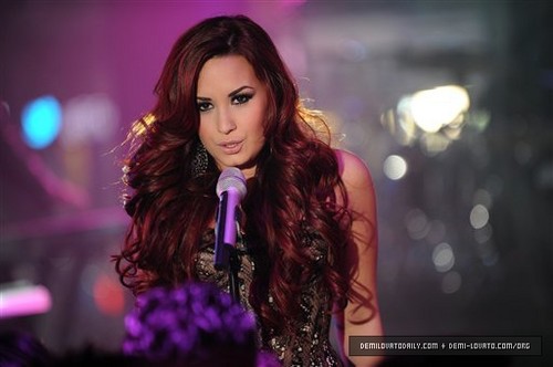  Demi performs "Give Your 심장 a Break" at MTV's New Years Eve in NYC 2012