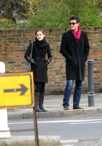  Emma Watson Shopping in লন্ডন - January 4, 2012