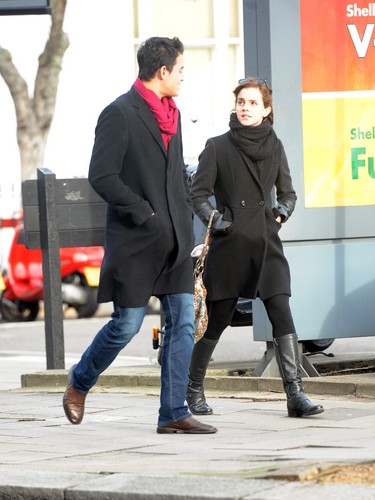  Emma Watson Shopping in लंडन - January 4, 2012