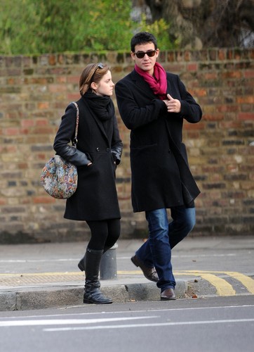  Emma Watson Shopping in 런던 - January 4, 2012